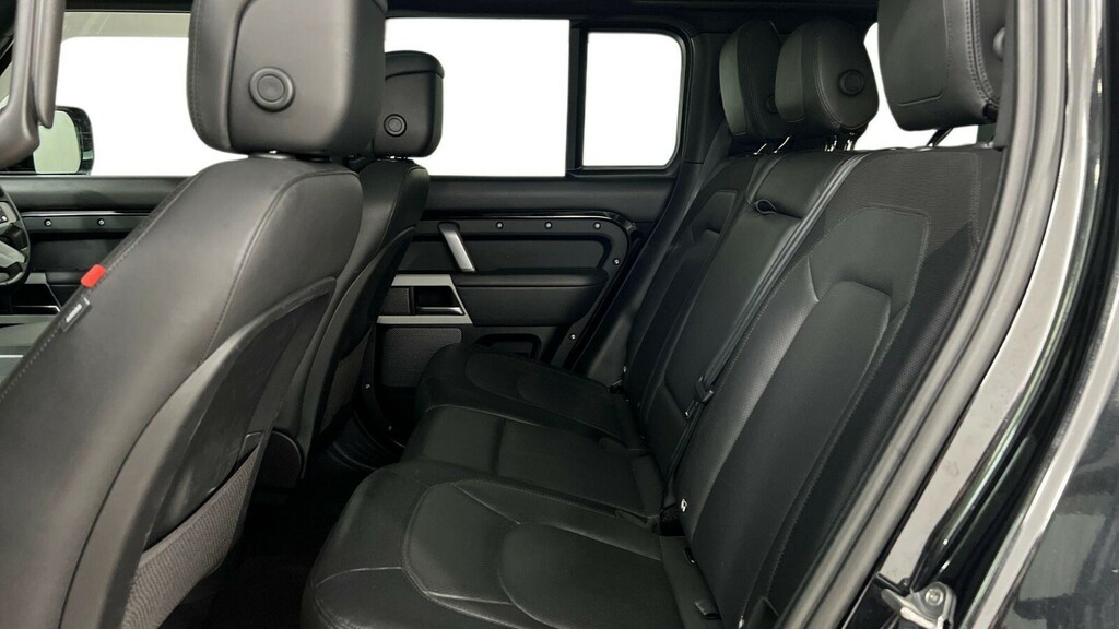 Land Rover Defender 110 D300 X-dynamic Hse Black #4