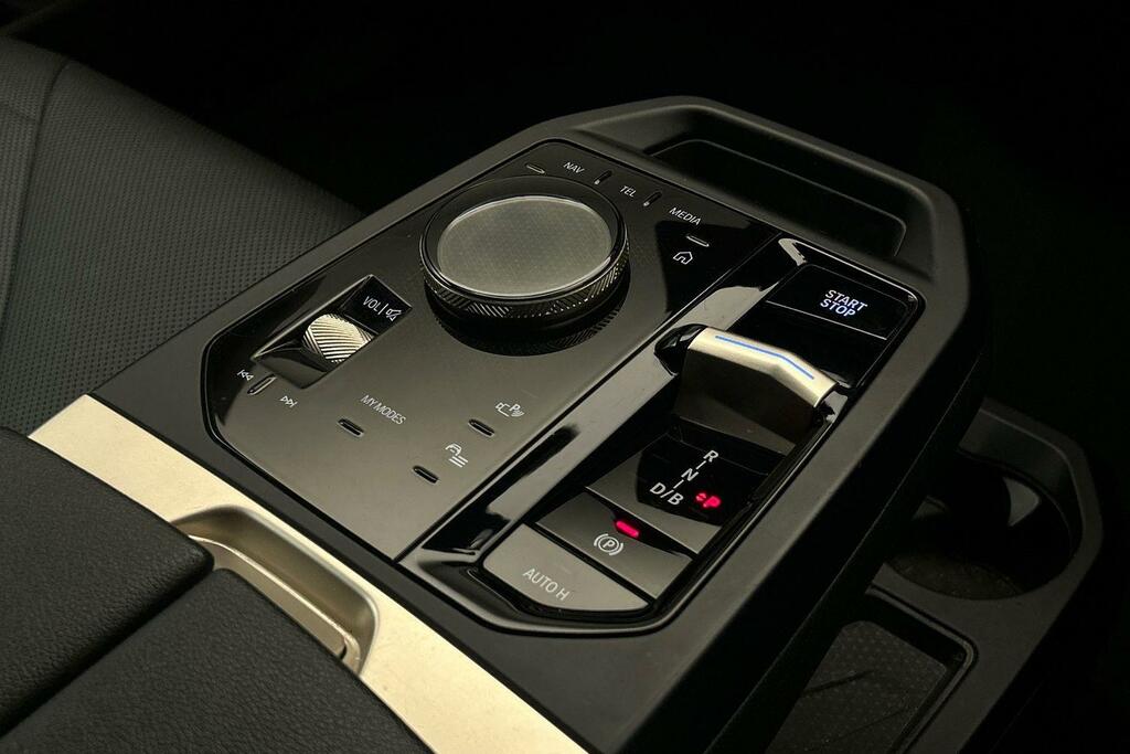 BMW iX 40 76.6Kwh M Sport Xdrive White #10