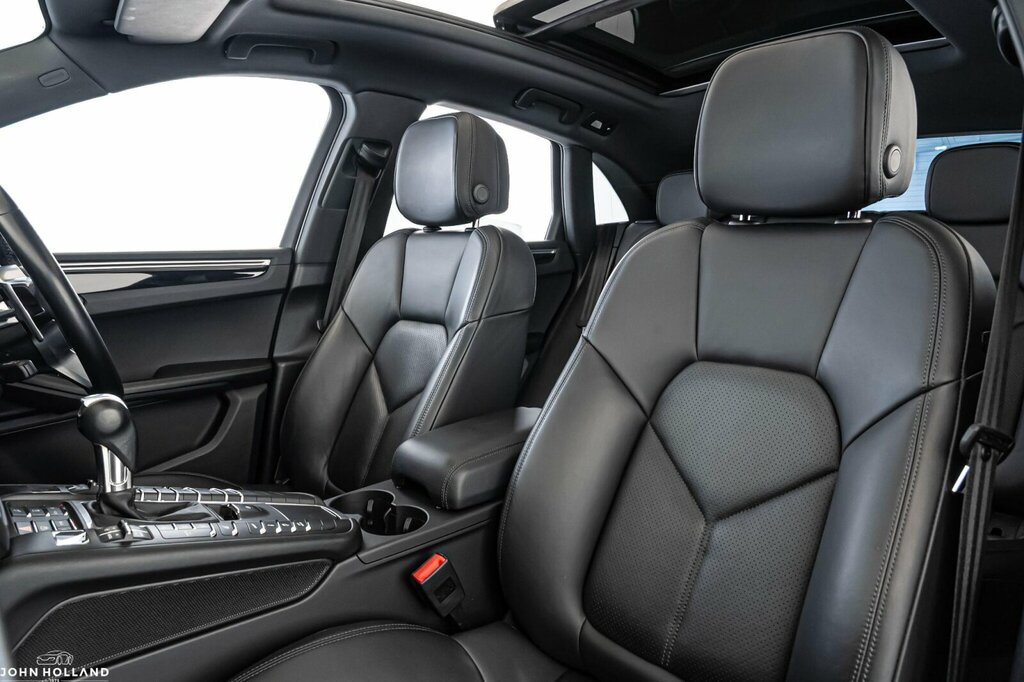 Porsche Macan Cooper Classic Red #18