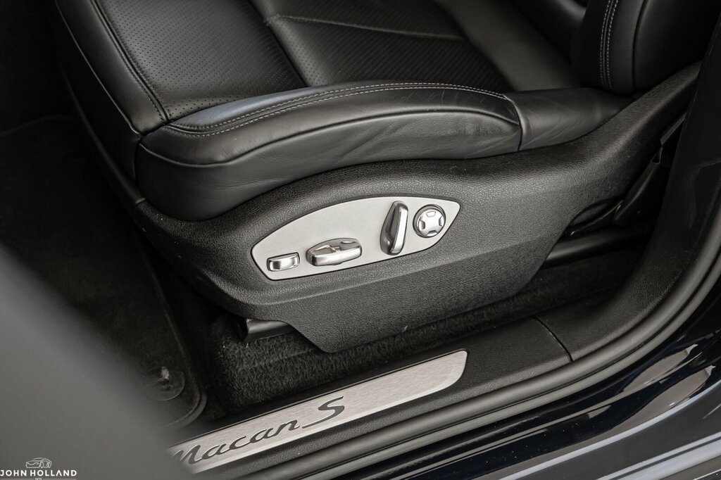 Porsche Macan Cooper Classic Red #25