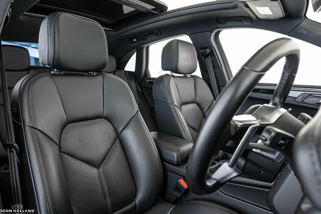 Porsche Macan Cooper Classic Red #17