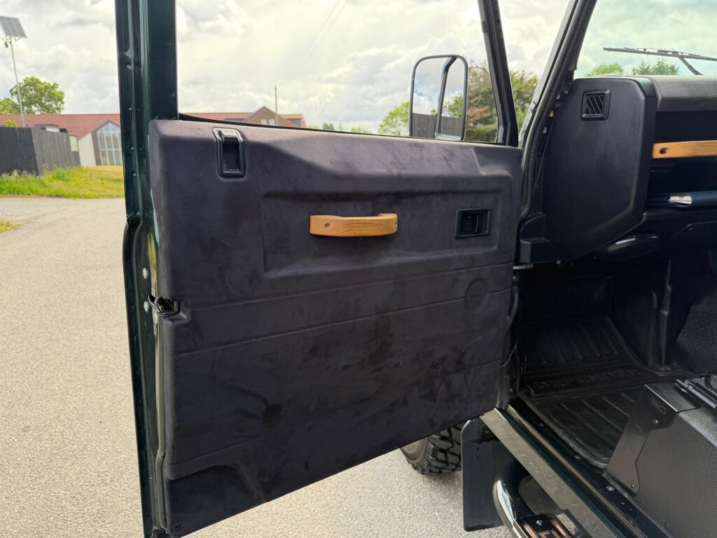 Land Rover Defender 90 Defender 90 Hard Black #34