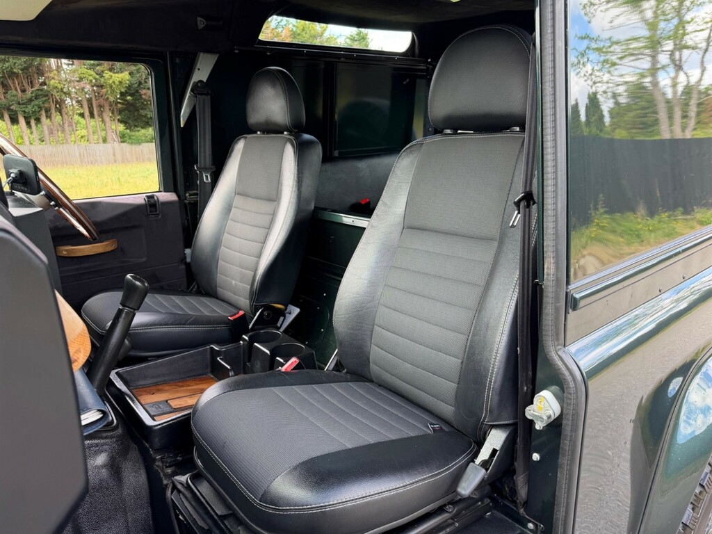 Land Rover Defender 90 Defender 90 Hard Black #24