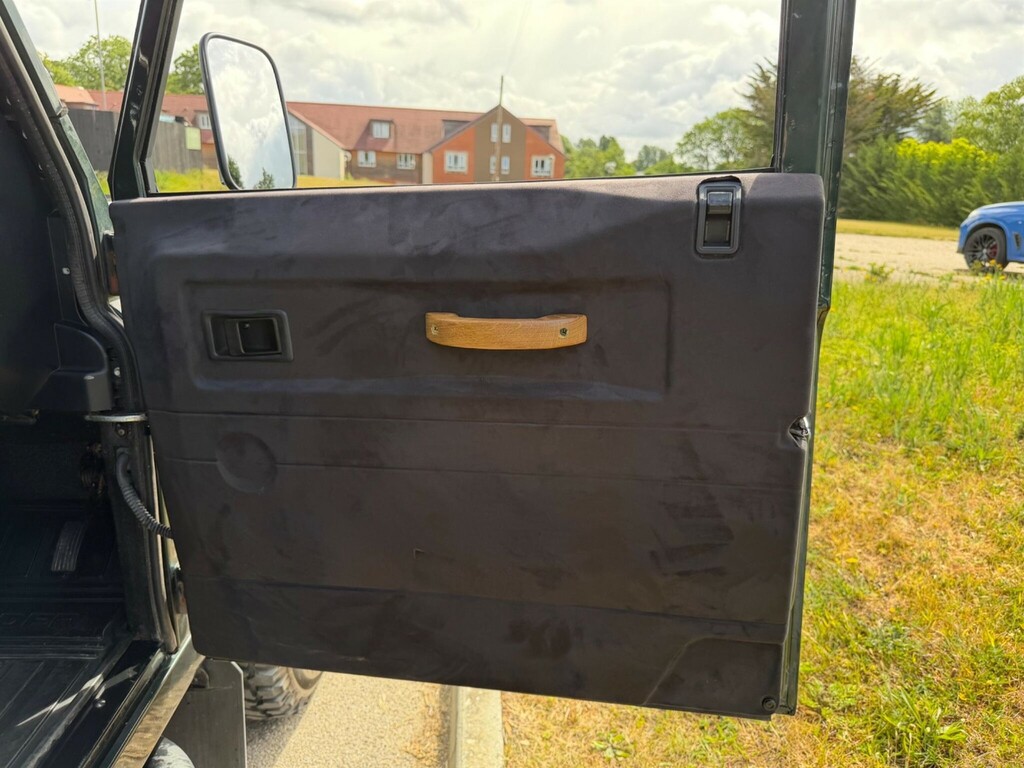 Land Rover Defender 90 Defender 90 Hard Black #35