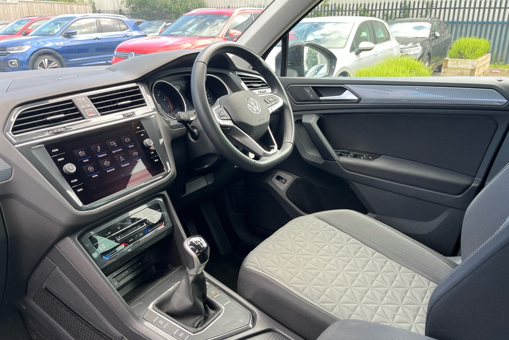 Volkswagen Tiguan 1.5 Tsi 150 Life Black #2