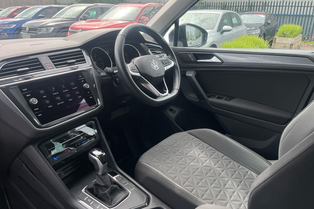 Volkswagen Tiguan 1.5 Tsi 150 Life Dsg PN72YHS Black #2