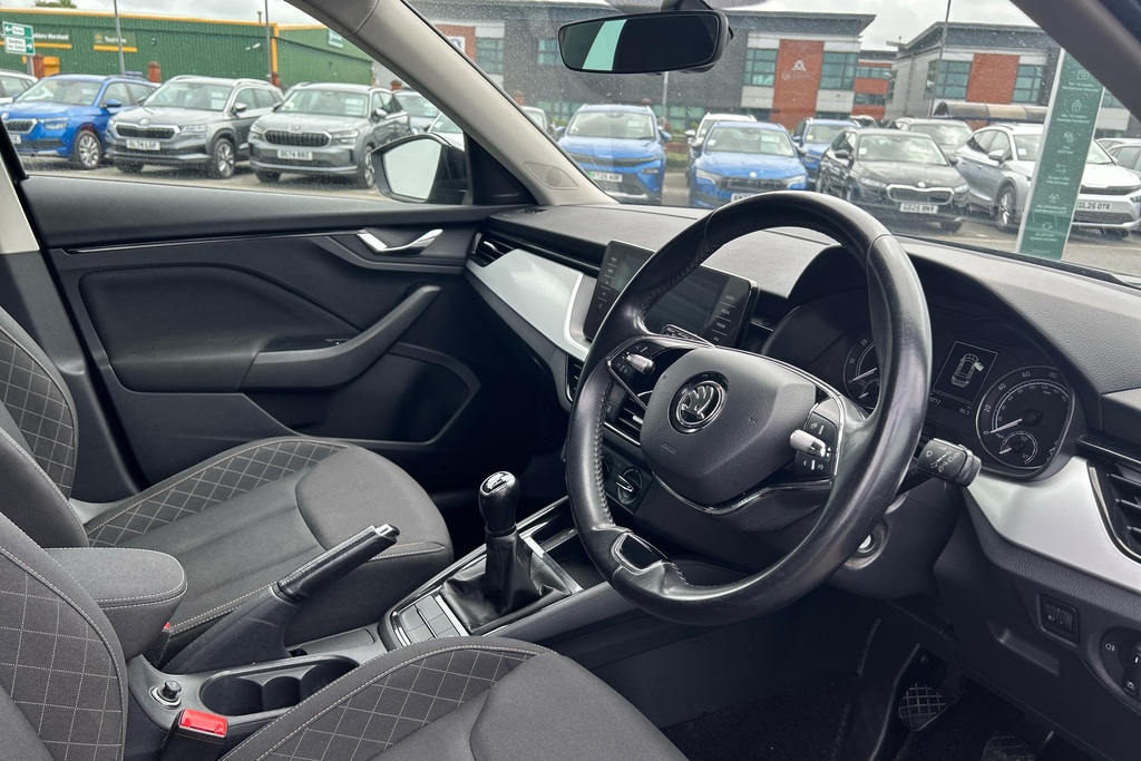 Skoda Kamiq 1.0 Tsi 110 Se Drive MH72EDV Black #6