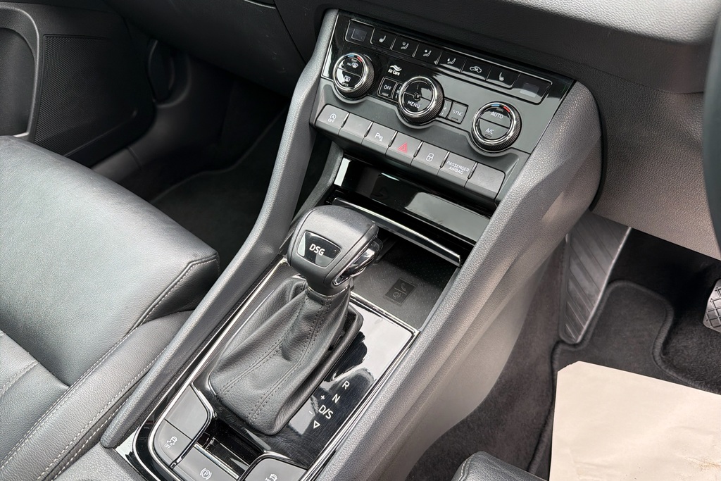 Skoda Karoq Edition Black #15