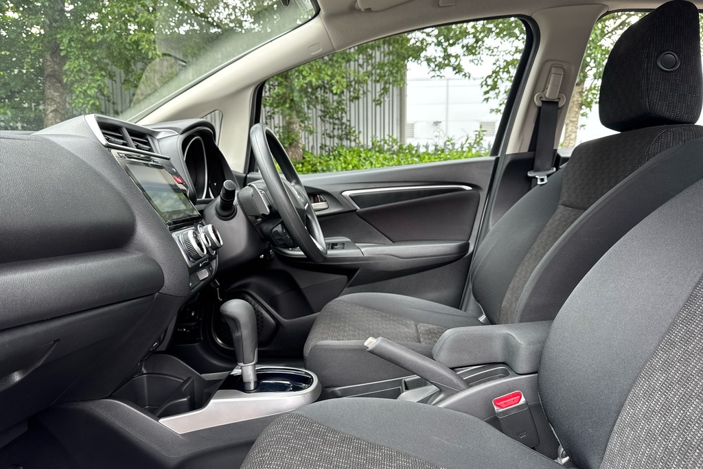 Honda Jazz 1.3 Se Navi Cvt Silver #6