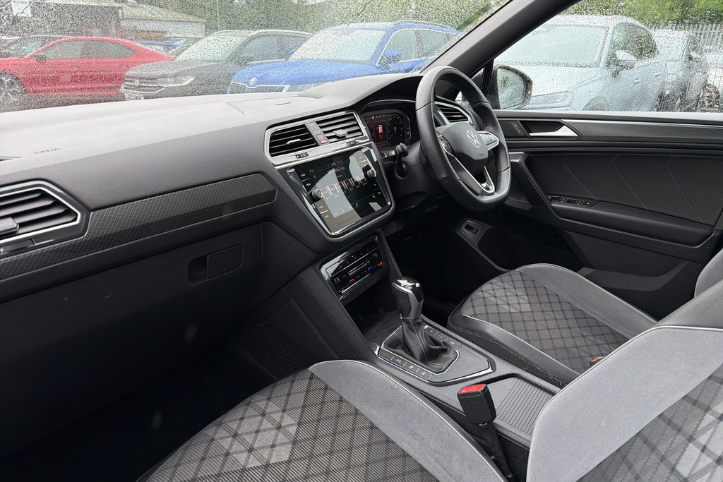 Volkswagen Tiguan Allspace 1.5 Tsi R-line Dsg SA22LXV Black #2