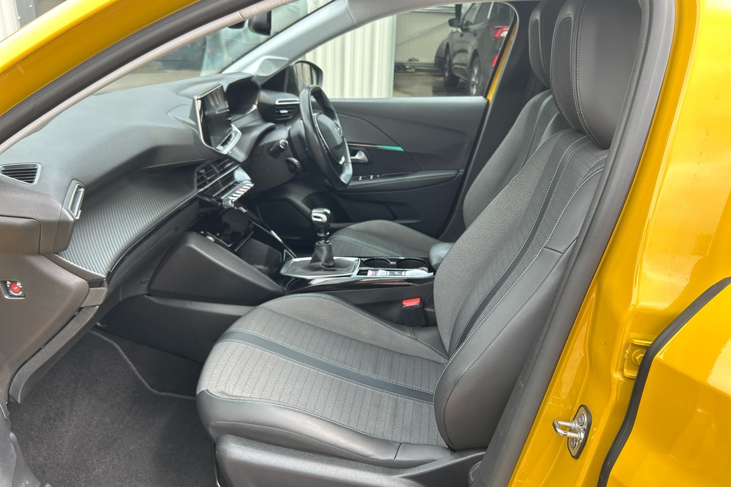 Peugeot 208 Allure Yellow #6