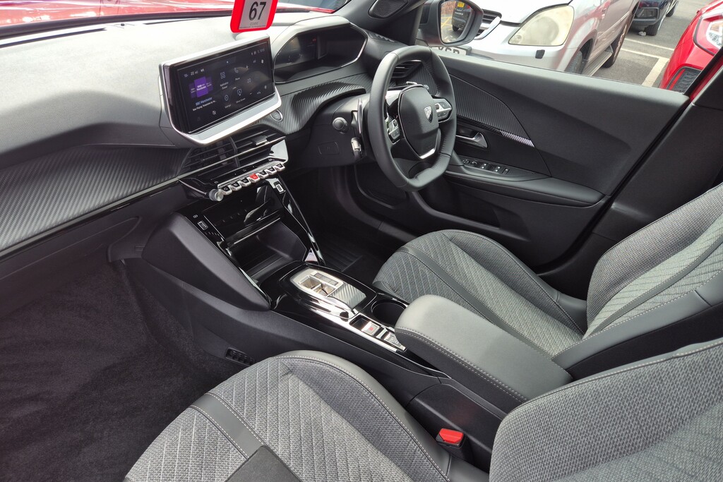 Peugeot 2008 1.2 Hybrid 136 Allure E-dsc6 Red #2