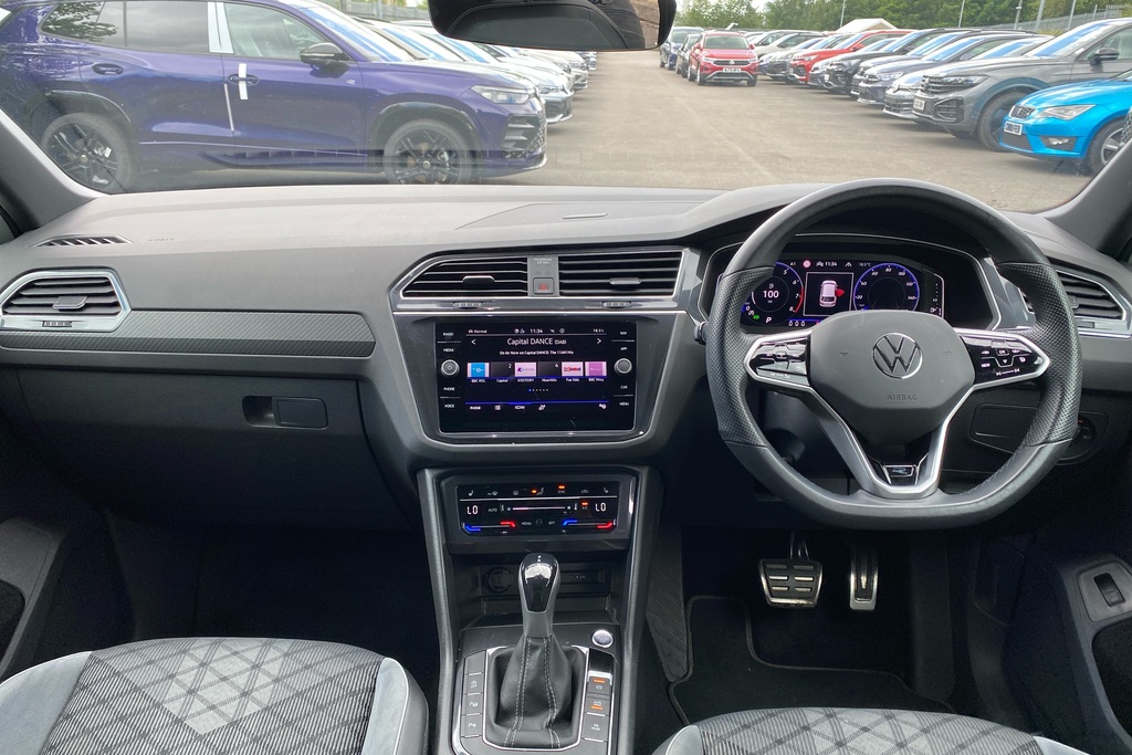 Volkswagen Tiguan Active Black #8