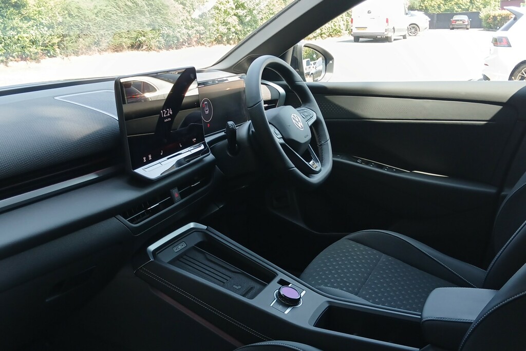 Volkswagen T-Roc 1.5 Etsi 150 R-line Dsg VU26AZO Black #2