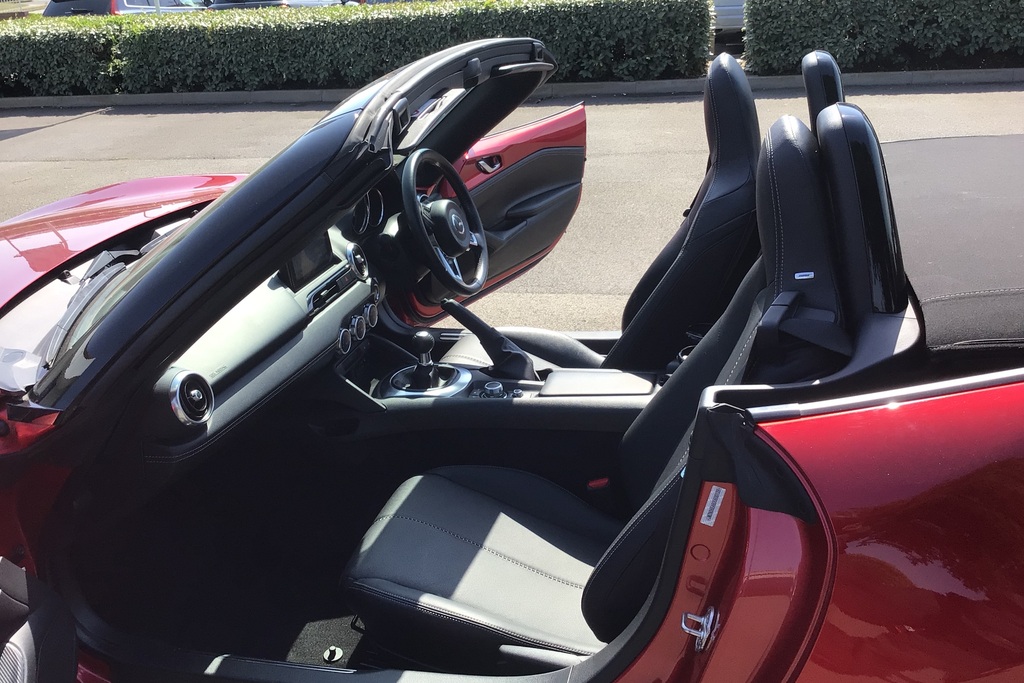 Mazda MX-5 1.5 132 Sport Red #6