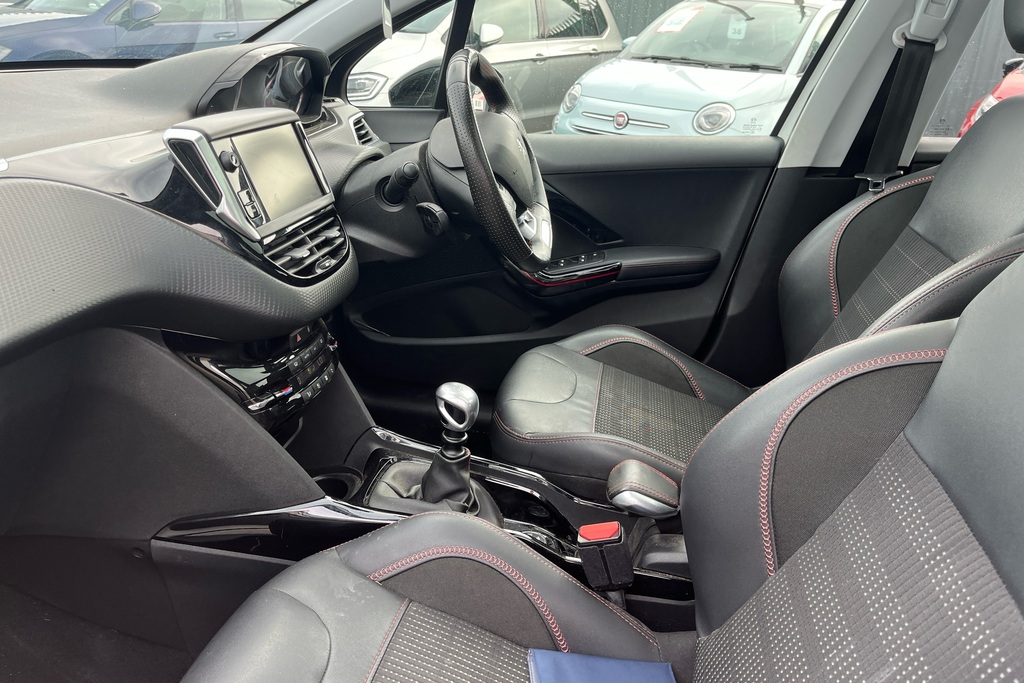 Peugeot 2008 1.2 Puretech 130 Gt Line White #6
