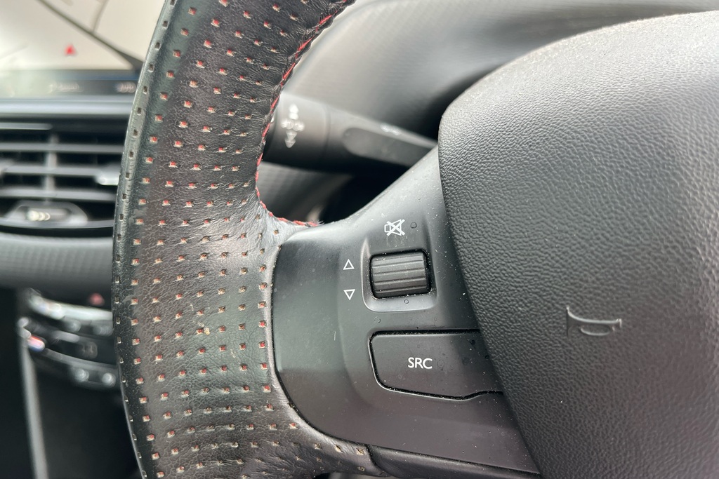 Peugeot 2008 1.2 Puretech Allure Premium Grey #18