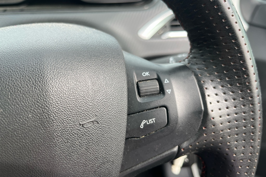 Peugeot 2008 1.2 Puretech Allure Premium Grey #17