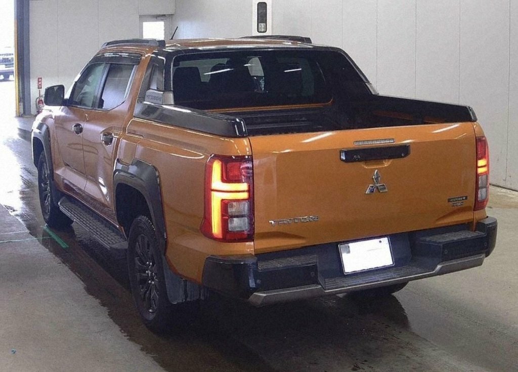 Mitsubishi L200 2.4L Titan Orange #3