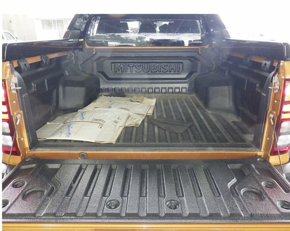 Mitsubishi L200 2.4L Titan Orange #6