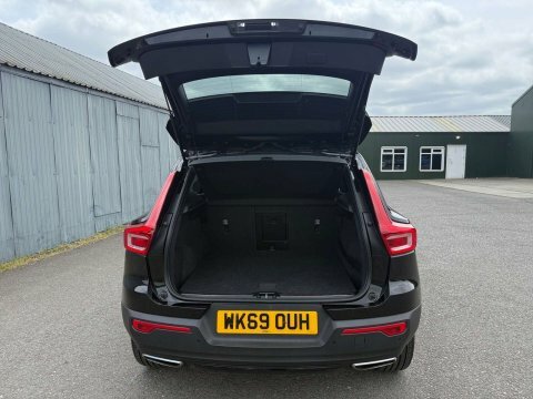 Volvo XC40 R Design White #28