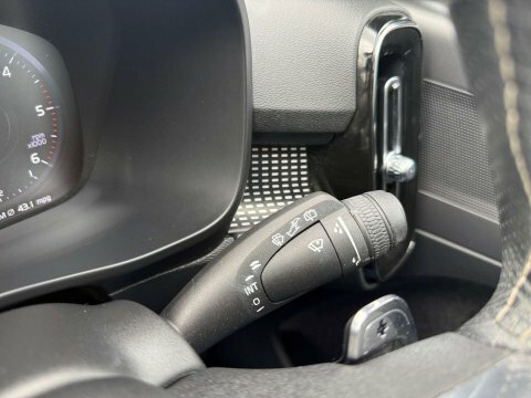 Volvo XC40 R Design White #27