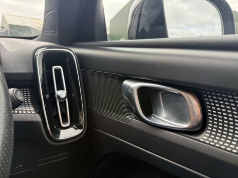 Volvo XC40 R Design White #16