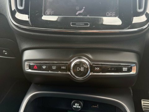 Volvo XC40 R Design White #21