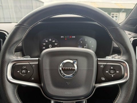 Volvo XC40 R Design White #24