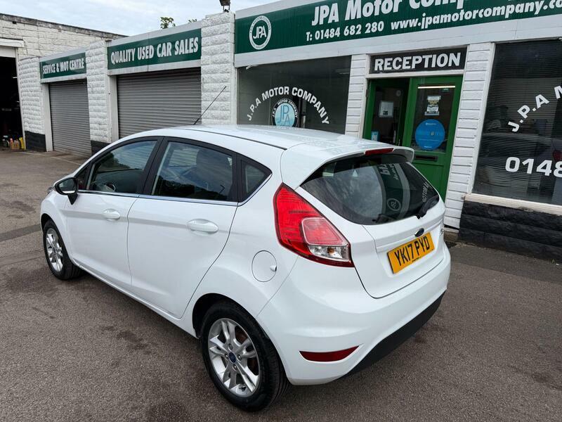 Ford Fiesta 1.25-zetec-hatchback-5dr-petrol-manual-euro-6-82- YK17PYD White #3