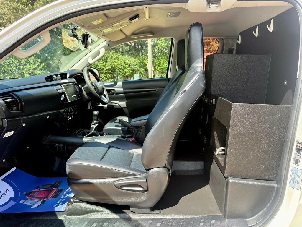 Toyota HILUX D-4d Active White #8