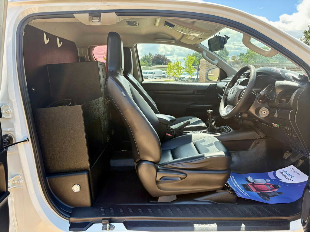 Toyota HILUX D-4d Active White #9