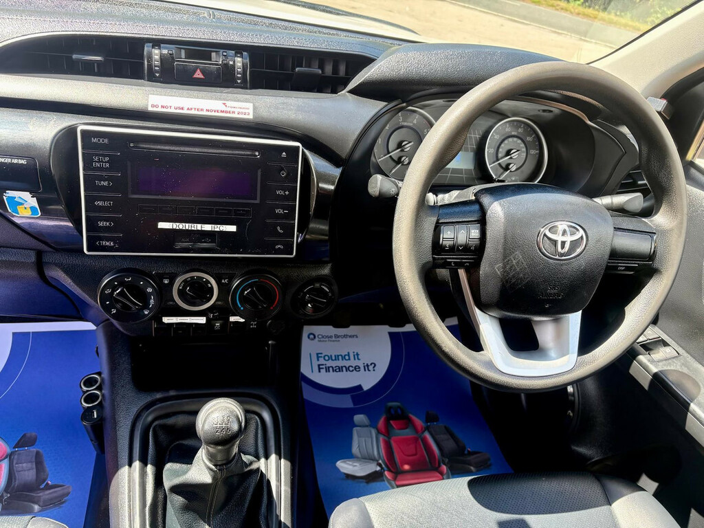 Toyota HILUX D-4d Active White #10