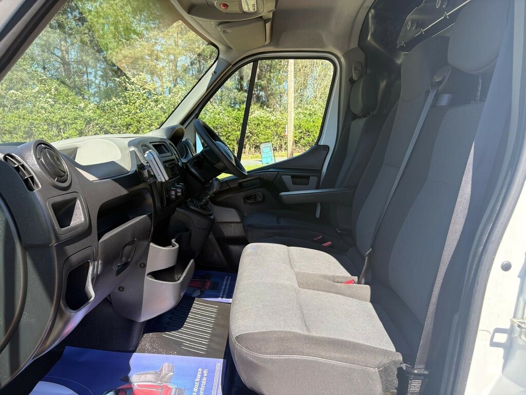 Nissan NV400  White #8