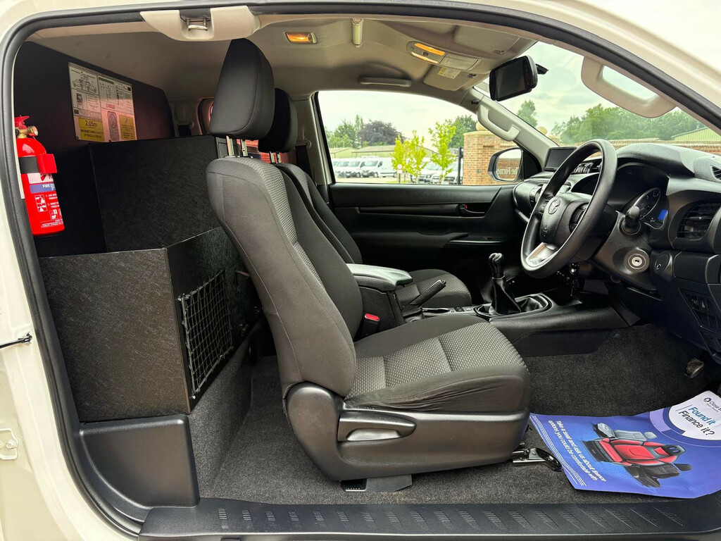 Toyota HILUX Active 4Wd D-4d Dcb White #9