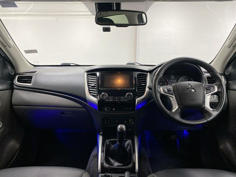 Mitsubishi L200 Double Cab Di-d 181 Barbarian Black 4Wd White #4