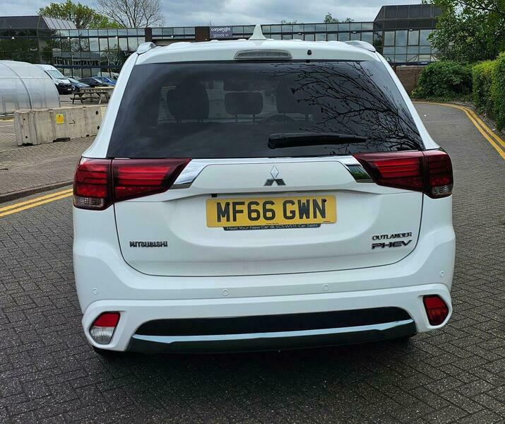 Mitsubishi Outlander 2.0H 12Kwh Gx3h Cvt MF66GWN White #5