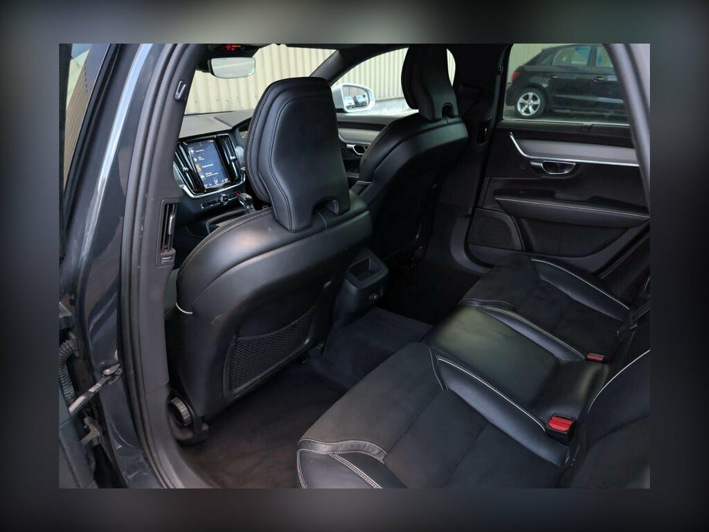 Volvo V90 T4 Momentum Plus Winter Pack Black #17
