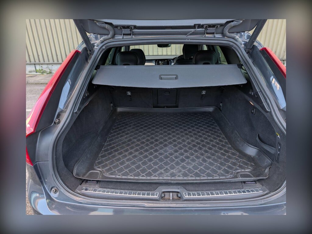 Volvo V90 T4 Momentum Plus Winter Pack Black #11
