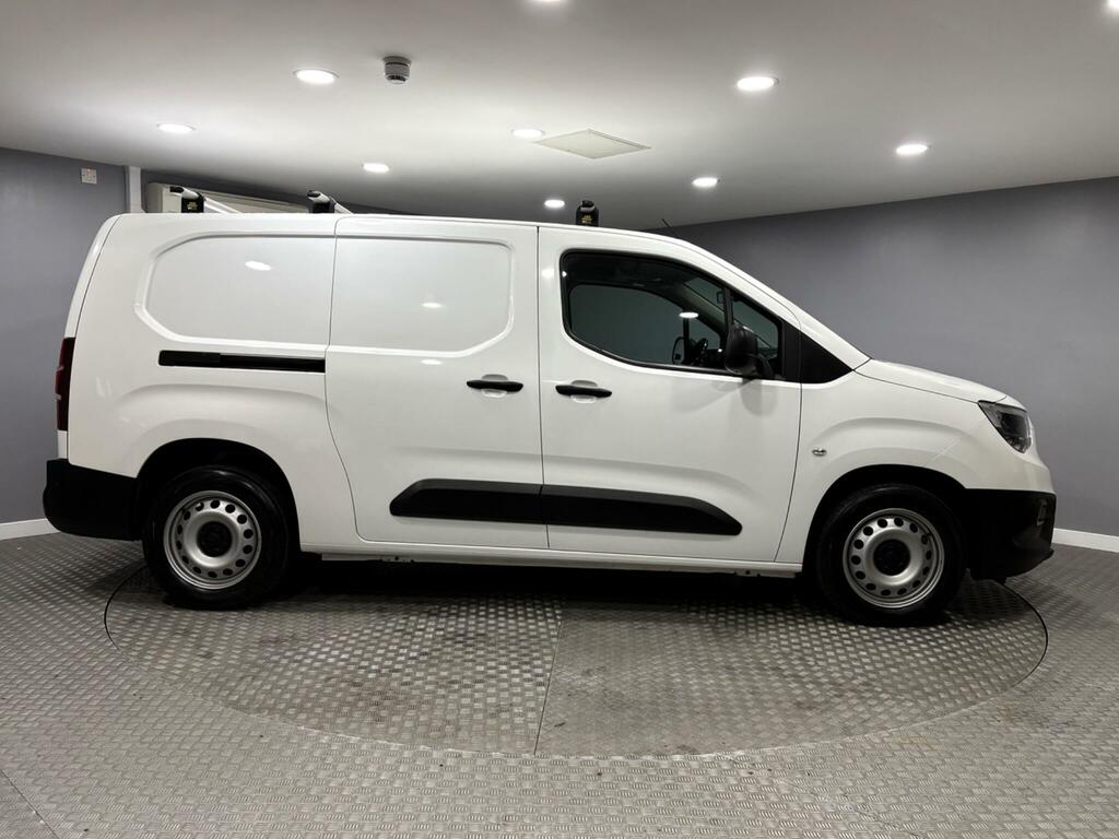 Vauxhall Combo 1.5 Turbo D 2300 Dynamic Crew Van L2 Euro 6 FE22OLC White #2