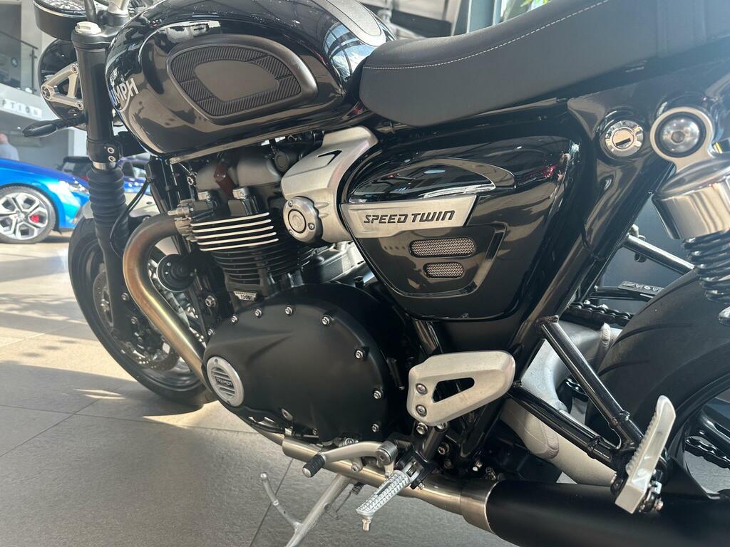 Triumph 660Cc Red #4
