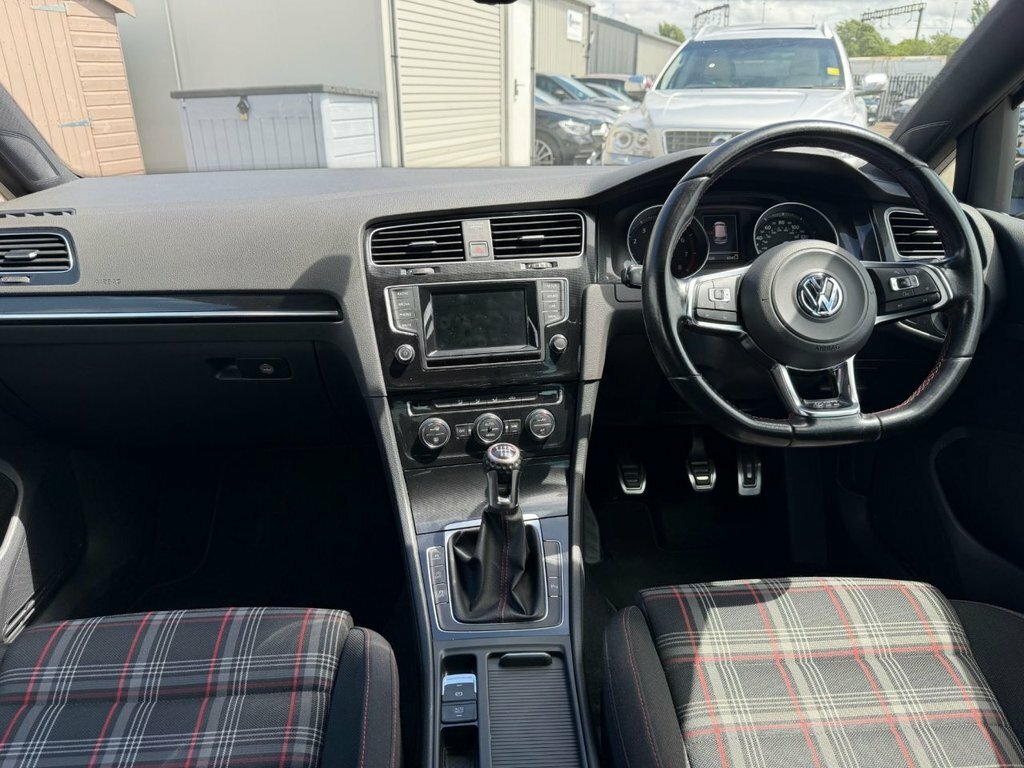 Volkswagen Golf 2L Gti Black #4