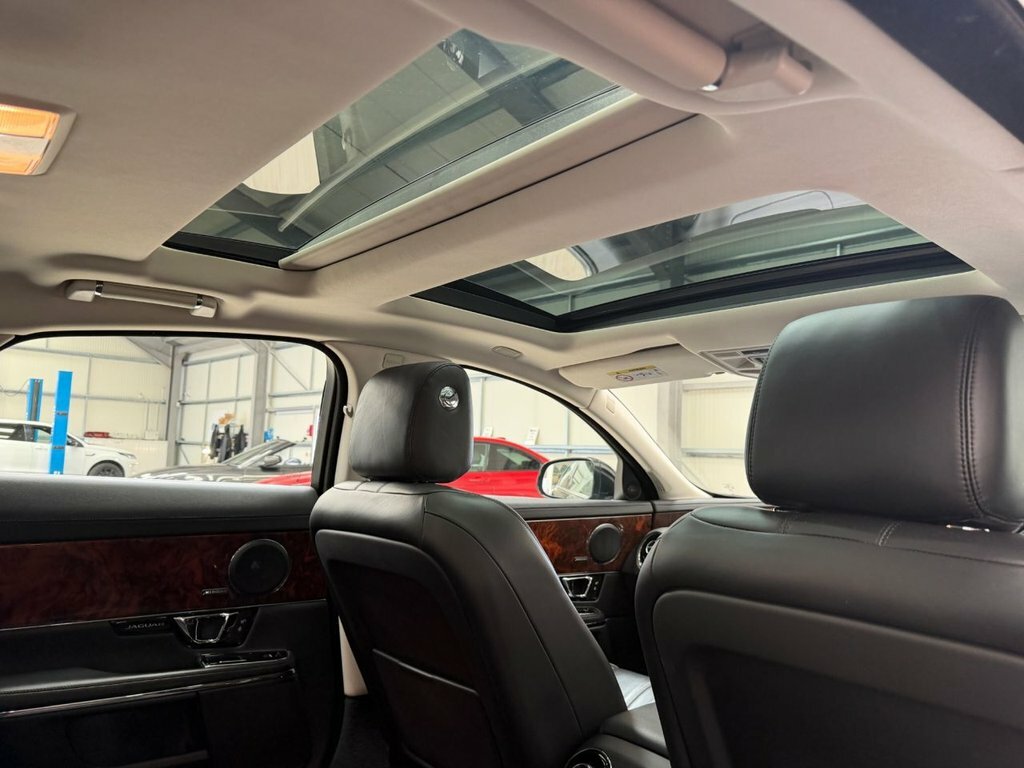 Jaguar XJ 3.0D V6 Portfolio Black #7
