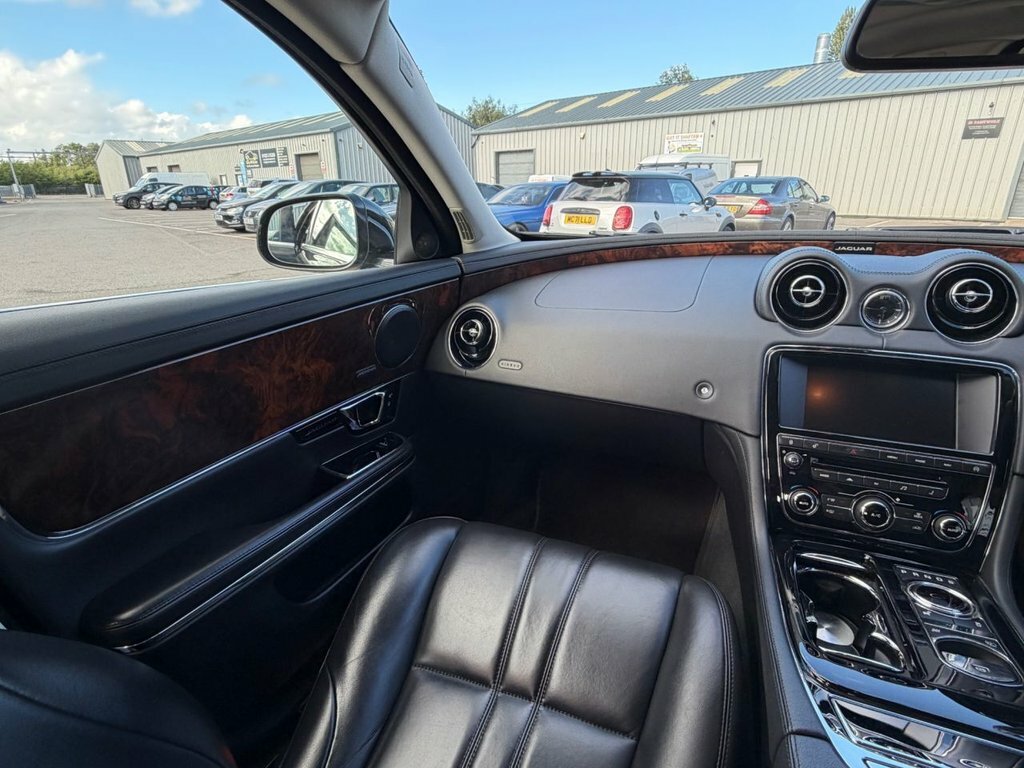 Jaguar XJ Saloon Black #23