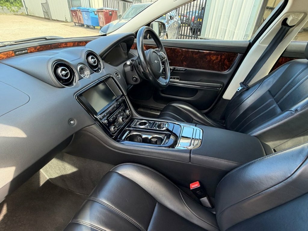 Jaguar XJ 3L Premium Luxury Black #3