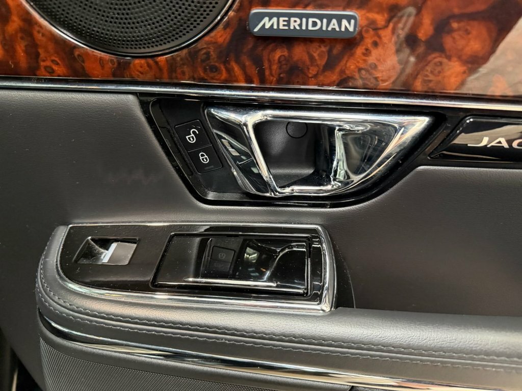 Jaguar XJ 3.0D V6 Portfolio Black #18