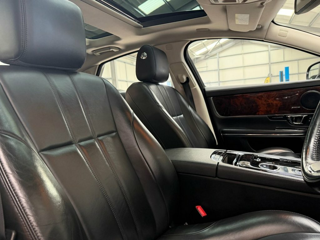 Jaguar XJ 3L Premium Luxury Black #2