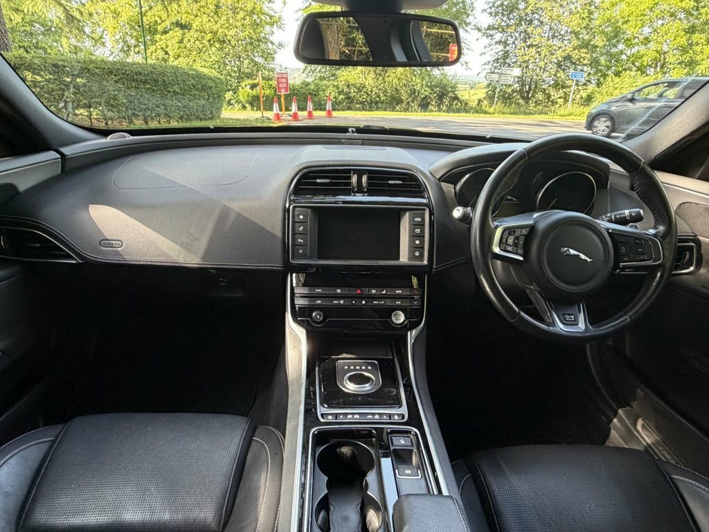 Jaguar XE 2L R-sport Black #4