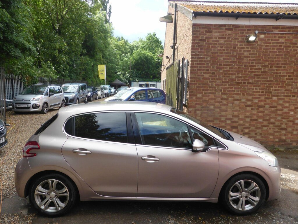 Peugeot 208 1.4 Vti Allure Euro 5 Pink #3