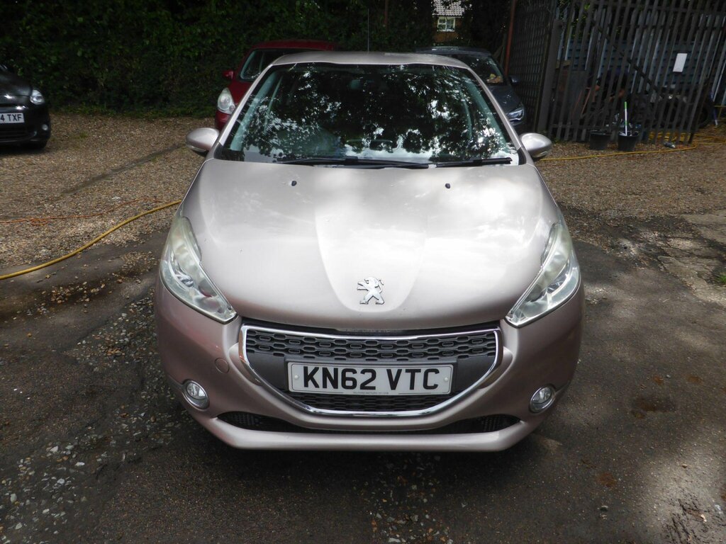 Peugeot 208 1.4 Vti Allure Euro 5 Pink #4